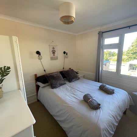 2 Bedroom Holiday Chalet Near Bude Kilkhampton Exteriör bild