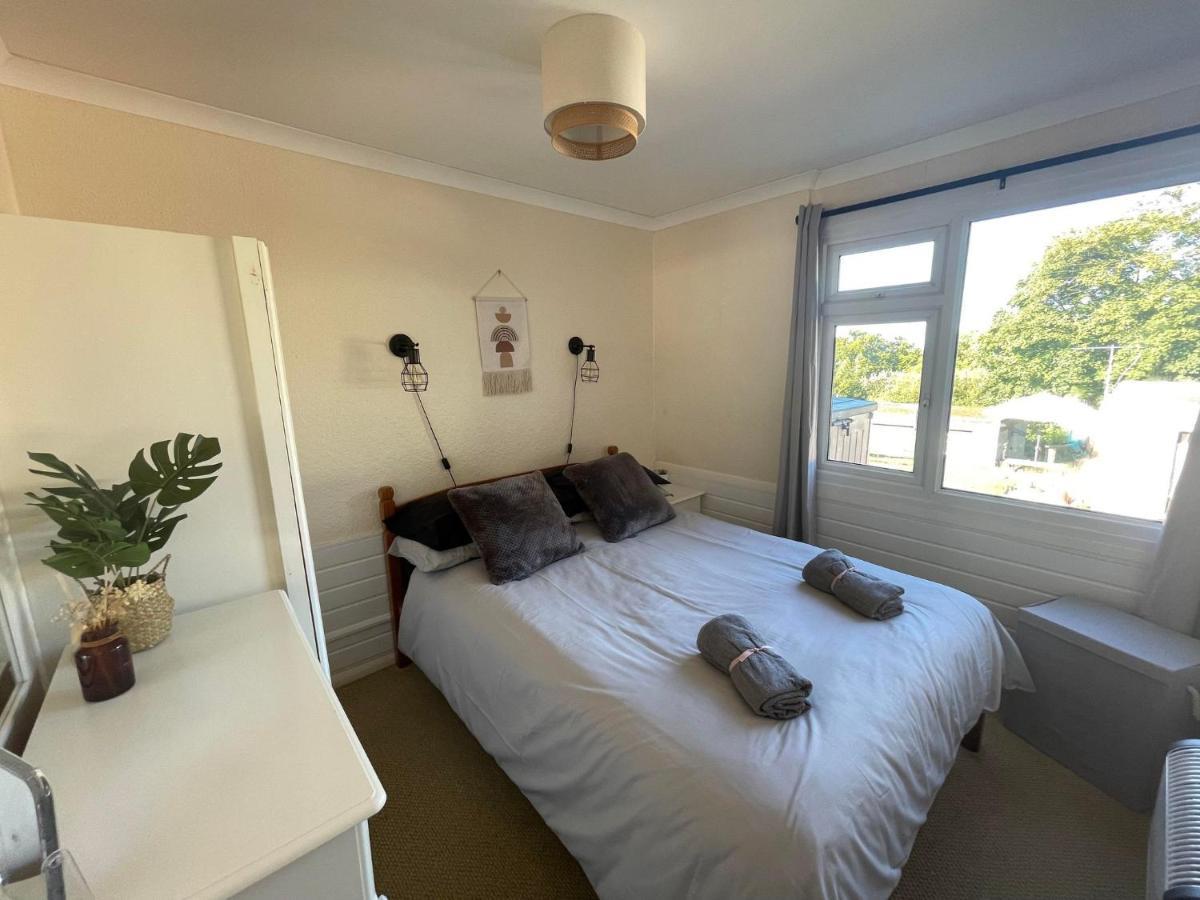 2 Bedroom Holiday Chalet Near Bude Kilkhampton Exteriör bild